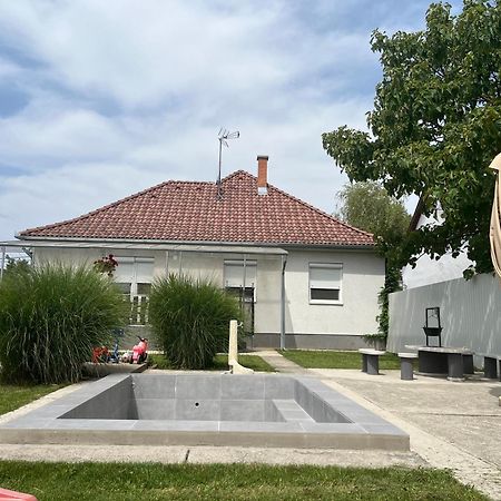 Pandora Pool Apartman Hajdúszoboszló Екстериор снимка